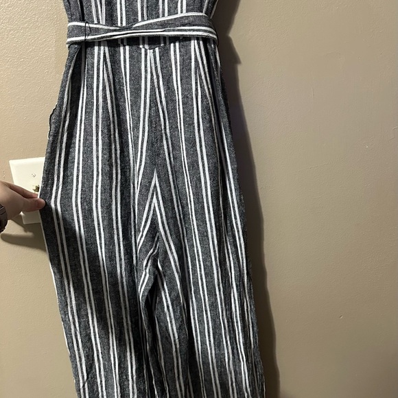 Who What Wear Gray and White Striped Pleated Jumpsuit with Belt - Picture 8 of 8